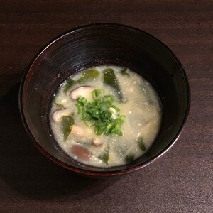 椎茸と大根とわかめとネギのお味噌汁